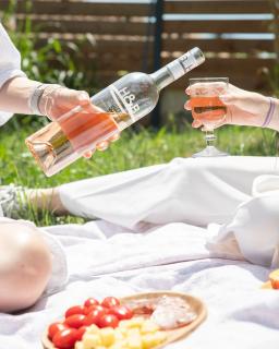 🇫🇷 
Partez à la découverte de nouvelles saveurs, de moments complices et de rêves partagés 🌅🍷
--------------------------
🇬🇧 
Discover new flavors, moments of complicity and shared dreams 🌅🍷

#aixenprovence #provence #winerose #suddelafrance #hb #rosewine #bestwine #vin #hbprovence #wine #drink #rosé
