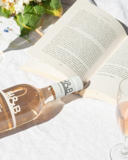🇨🇵 Envie d'une pause ? 

Savourez l'instant présent avec notre rosé H&B Provence, un rosé provençal et charmeur, qui préserve la minéralité et évoque le fenouil, l’anis et la violette.
-
🇬🇧 Looking for a break? 

Savor the moment with our H&B Provence rosé, a charming Provencal rosé that preserves its minerality and evokes fennel, aniseed and violets.

#aixenprovence #provence #winerose #suddelafrance #hb #rosewine #bestwine #vin #hbprovence #wine #drink #rosé