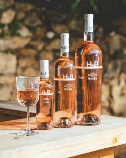 🇫🇷 Pour les petites, les grandes occasions, pour vous restaurateurs, ou simplement pour apprécier un vin rosé typiquement provençal, nos bouteilles sont disponibles en :

1️⃣ 37,5cl
2️⃣ 75cl
3️⃣ 1,5L

— — — — — 
🇬🇧 For small or special occasions, for restaurateurs, or simply to enjoy a typically Provençal rosé wine, our bottles are available in :

1️⃣ 12.6 oz
2️⃣ 25.3 oz
3️⃣ 50 oz

@vineyardbrands 

📍 Hecht & Bannier - 45 rue Roux Alpheran, 13100 Aix-en-Provence
📞 04 42 69 19 71