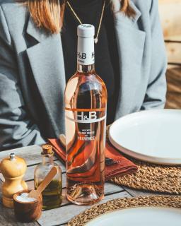 🇫🇷 Pour H&B Provence rosé, nous avons opté pour une approche du rosé bien différente de celle que nous avons avec notre Languedoc, dominé par le Syrah. Nous avons voulu ce rosé provençal, charmeur, préservant la minéralité et évoquant le fenouil, l'anis et la violette.

— — — — —
🇬🇧 For H&B Provence rosé, we opted for a very different approach to rosé than we have with our Syrah-dominated Languedoc. We wanted this Provençal rosé to be charming, preserving its minerality and evoking fennel, aniseed and violets.

@vineyardbrands 

📍 Hecht & Bannier - 45 rue Roux Alpheran, 13100 Aix-en-Provence
📞 04 42 69 19 71